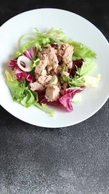 Ton balığı konservesi, yeşil yaprak, marul, meze, organik sebze, lezzetli gurme, arka plan, masa, köy manzarası, fotokopi, vejetaryen diyeti.