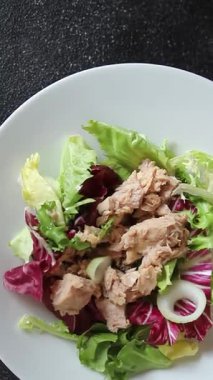 Ton balığı konservesi, yeşil yaprak, marul, meze, organik sebze, lezzetli gurme, arka plan, masa, köy manzarası, fotokopi, vejetaryen diyeti.