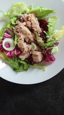 Ton balığı konservesi, yeşil yaprak, marul, meze, organik sebze, lezzetli gurme, arka plan, masa, köy manzarası, fotokopi, vejetaryen diyeti.