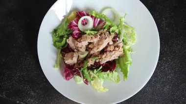 Ton balığı konservesi, yeşil yaprak, marul, meze, organik sebze, lezzetli gurme, arka plan, masa, köy manzarası, fotokopi, vejetaryen diyeti.