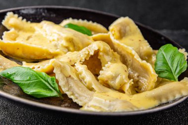 Pappardelle makarnası ana yemek aperatifi sebzeler taze leziz gurme yemek arkaplanı masa üstü yemekleri fotokopi alanı vejetaryen ve vejetaryen yemekleri.