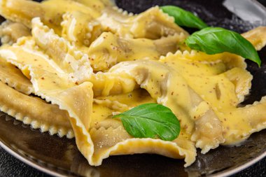 Pappardelle makarnası ana yemek aperatifi sebzeler taze leziz gurme yemek arkaplanı masa üstü yemekleri fotokopi alanı vejetaryen ve vejetaryen yemekleri.