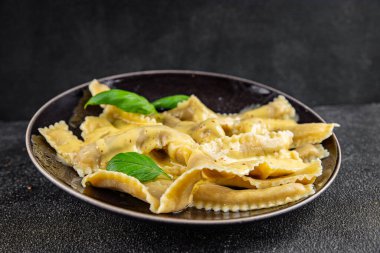 Pappardelle makarnası ana yemek aperatifi sebzeler taze leziz gurme yemek arkaplanı masa üstü yemekleri fotokopi alanı vejetaryen ve vejetaryen yemekleri.