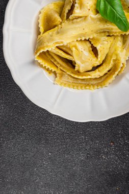 Pappardelle makarnası ana yemek aperatifi sebzeler taze leziz gurme yemek arkaplanı masa üstü yemekleri fotokopi alanı vejetaryen ve vejetaryen yemekleri.
