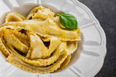 Pappardelle makarnası ana yemek aperatifi sebzeler taze leziz gurme yemek arkaplanı masa üstü yemekleri fotokopi alanı vejetaryen ve vejetaryen yemekleri.