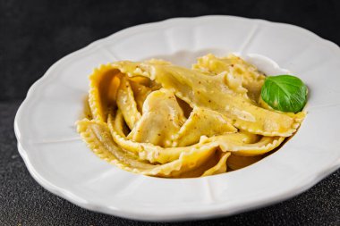 Pappardelle makarnası ana yemek aperatifi sebzeler taze leziz gurme yemek arkaplanı masa üstü yemekleri fotokopi alanı vejetaryen ve vejetaryen yemekleri.