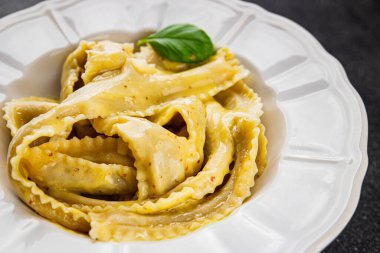 Pappardelle makarnası ana yemek aperatifi sebzeler taze leziz gurme yemek arkaplanı masa üstü yemekleri fotokopi alanı vejetaryen ve vejetaryen yemekleri.