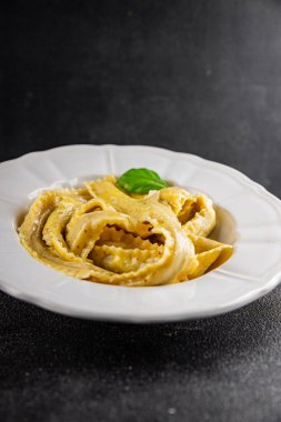 Pappardelle makarnası ana yemek aperatifi sebzeler taze leziz gurme yemek arkaplanı masa üstü yemekleri fotokopi alanı vejetaryen ve vejetaryen yemekleri.