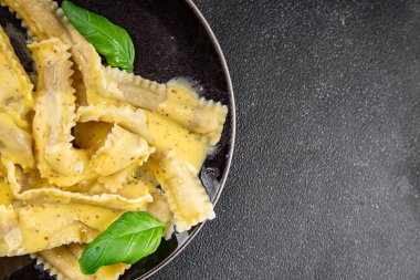 Pappardelle makarnası ana yemek aperatifi sebzeler taze leziz gurme yemek arkaplanı masa üstü yemekleri fotokopi alanı vejetaryen ve vejetaryen yemekleri.