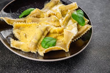 Pappardelle makarnası ana yemek aperatifi sebzeler taze leziz gurme yemek arkaplanı masa üstü yemekleri fotokopi alanı vejetaryen ve vejetaryen yemekleri.