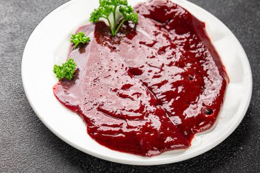 Çiğ sığır eti dana eti biftek biftek ızgara aperatif sebzeler taze lezzetli gurme yemek arkaplan masa rustik gıda üst görünüm fotokopi alanı keto ve paleo diyet