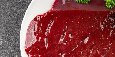 Çiğ sığır eti dana eti biftek biftek ızgara aperatif sebzeler taze lezzetli gurme yemek arkaplan masa rustik gıda üst görünüm fotokopi alanı keto ve paleo diyet