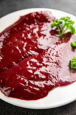 Çiğ sığır eti dana eti biftek biftek ızgara aperatif sebzeler taze lezzetli gurme yemek arkaplan masa rustik gıda üst görünüm fotokopi alanı keto ve paleo diyet