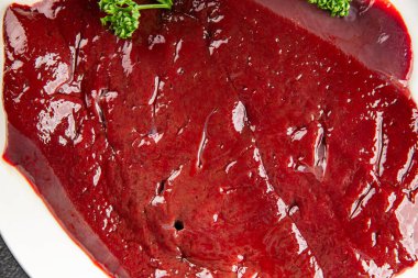 Çiğ sığır eti dana eti biftek biftek ızgara aperatif sebzeler taze lezzetli gurme yemek arkaplan masa rustik gıda üst görünüm fotokopi alanı keto ve paleo diyet