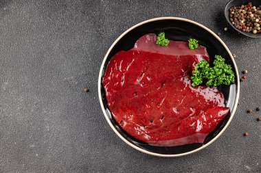 Çiğ sığır eti dana eti biftek biftek ızgara aperatif sebzeler taze lezzetli gurme yemek arkaplan masa rustik gıda üst görünüm fotokopi alanı keto ve paleo diyet
