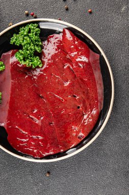 Çiğ sığır eti dana eti biftek biftek ızgara aperatif sebzeler taze lezzetli gurme yemek arkaplan masa rustik gıda üst görünüm fotokopi alanı keto ve paleo diyet