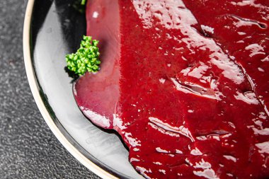 Çiğ sığır eti dana eti biftek biftek ızgara aperatif sebzeler taze lezzetli gurme yemek arkaplan masa rustik gıda üst görünüm fotokopi alanı keto ve paleo diyet