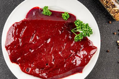 Çiğ sığır eti dana eti biftek biftek ızgara aperatif sebzeler taze lezzetli gurme yemek arkaplan masa rustik gıda üst görünüm fotokopi alanı keto ve paleo diyet