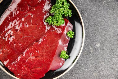 Çiğ sığır eti dana eti biftek biftek ızgara aperatif sebzeler taze lezzetli gurme yemek arkaplan masa rustik gıda üst görünüm fotokopi alanı keto ve paleo diyet