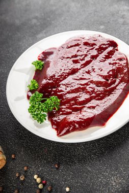 Çiğ sığır eti dana eti biftek biftek ızgara aperatif sebzeler taze lezzetli gurme yemek arkaplan masa rustik gıda üst görünüm fotokopi alanı keto ve paleo diyet