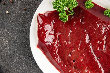 Çiğ sığır eti dana eti biftek biftek ızgara aperatif sebzeler taze lezzetli gurme yemek arkaplan masa rustik gıda üst görünüm fotokopi alanı keto ve paleo diyet