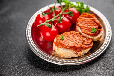 Biber ezmesi, kırmızı biberli vejetaryen sosu kızartılmış sebze aperatif sebzeler taze gurme yemek arkaplanı masa rustik gıdanın üstünde fotokopi alanı keto ve paleo diyeti vejetaryen yemekleri.