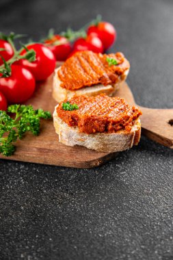 Biber ezmesi, kırmızı biberli vejetaryen sosu kızartılmış sebze aperatif sebzeler taze gurme yemek arkaplanı masa rustik gıdanın üstünde fotokopi alanı keto ve paleo diyeti vejetaryen yemekleri.