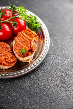 Biber ezmesi, kırmızı biberli vejetaryen sosu kızartılmış sebze aperatif sebzeler taze gurme yemek arkaplanı masa rustik gıdanın üstünde fotokopi alanı keto ve paleo diyeti vejetaryen yemekleri.