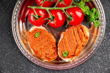 Biber ezmesi, kırmızı biberli vejetaryen sosu kızartılmış sebze aperatif sebzeler taze gurme yemek arkaplanı masa rustik gıdanın üstünde fotokopi alanı keto ve paleo diyeti vejetaryen yemekleri.