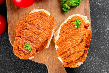 Biber ezmesi, kırmızı biberli vejetaryen sosu kızartılmış sebze aperatif sebzeler taze gurme yemek arkaplanı masa rustik gıdanın üstünde fotokopi alanı keto ve paleo diyeti vejetaryen yemekleri.