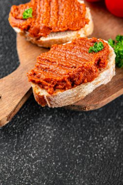 Biber ezmesi, kırmızı biberli vejetaryen sosu kızartılmış sebze aperatif sebzeler taze gurme yemek arkaplanı masa rustik gıdanın üstünde fotokopi alanı keto ve paleo diyeti vejetaryen yemekleri.