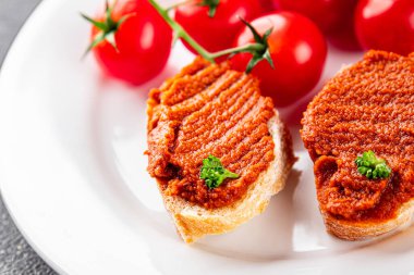 Biber ezmesi, kırmızı biberli vejetaryen sosu kızartılmış sebze aperatif sebzeler taze gurme yemek arkaplanı masa rustik gıdanın üstünde fotokopi alanı keto ve paleo diyeti vejetaryen yemekleri.