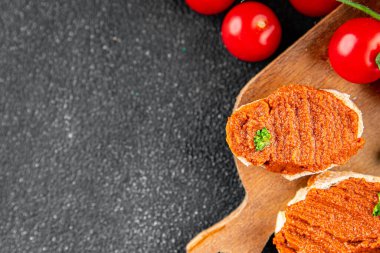 Biber ezmesi, kırmızı biberli vejetaryen sosu kızartılmış sebze aperatif sebzeler taze gurme yemek arkaplanı masa rustik gıdanın üstünde fotokopi alanı keto ve paleo diyeti vejetaryen yemekleri.