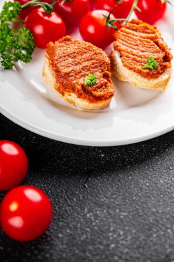 Biber ezmesi, kırmızı biberli vejetaryen sosu kızartılmış sebze aperatif sebzeler taze gurme yemek arkaplanı masa rustik gıdanın üstünde fotokopi alanı keto ve paleo diyeti vejetaryen yemekleri.