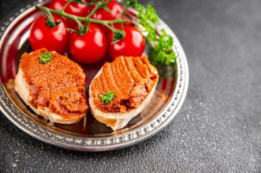 Biber ezmesi, kırmızı biberli vejetaryen sosu kızartılmış sebze aperatif sebzeler taze gurme yemek arkaplanı masa rustik gıdanın üstünde fotokopi alanı keto ve paleo diyeti vejetaryen yemekleri.