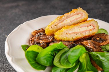 Pirzola, tavuk, jambon, peynir aperatifi masanın üzerinde taze lezzetli gurme yemek arkaplanı kırsal yiyecekler, fotokopi alanı.