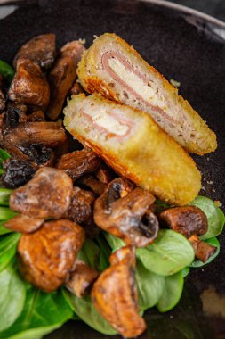 Pirzola, tavuk, jambon, peynir aperatifi masanın üzerinde taze lezzetli gurme yemek arkaplanı kırsal yiyecekler, fotokopi alanı.