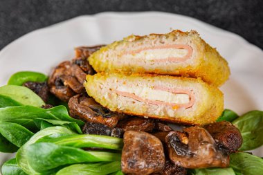 Pirzola, tavuk, jambon, peynir aperatifi masanın üzerinde taze lezzetli gurme yemek arkaplanı kırsal yiyecekler, fotokopi alanı.