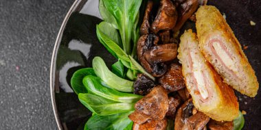 Pirzola, tavuk, jambon, peynir aperatifi masanın üzerinde taze lezzetli gurme yemek arkaplanı kırsal yiyecekler, fotokopi alanı.