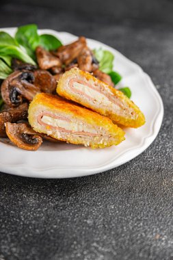 Pirzola, tavuk, jambon, peynir aperatifi masanın üzerinde taze lezzetli gurme yemek arkaplanı kırsal yiyecekler, fotokopi alanı.