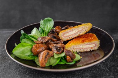 Pirzola, tavuk, jambon, peynir aperatifi masanın üzerinde taze lezzetli gurme yemek arkaplanı kırsal yiyecekler, fotokopi alanı.