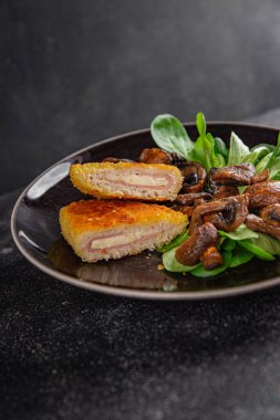 Pirzola, tavuk, jambon, peynir aperatifi masanın üzerinde taze lezzetli gurme yemek arkaplanı kırsal yiyecekler, fotokopi alanı.