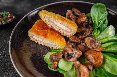 Pirzola, tavuk, jambon, peynir aperatifi masanın üzerinde taze lezzetli gurme yemek arkaplanı kırsal yiyecekler, fotokopi alanı.