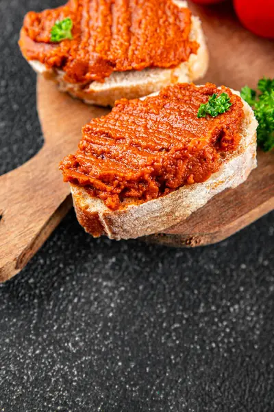 Biber ezmesi, kırmızı biberli vejetaryen sosu kızartılmış sebze aperatif sebzeler taze gurme yemek arkaplanı masa rustik gıdanın üstünde fotokopi alanı keto ve paleo diyeti vejetaryen yemekleri.