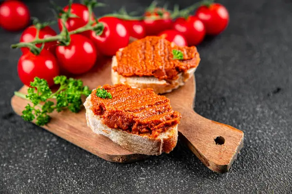 Biber ezmesi, kırmızı biberli vejetaryen sosu kızartılmış sebze aperatif sebzeler taze gurme yemek arkaplanı masa rustik gıdanın üstünde fotokopi alanı keto ve paleo diyeti vejetaryen yemekleri.