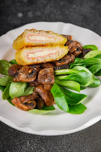 Pirzola, tavuk, jambon, peynir aperatifi masanın üzerinde taze lezzetli gurme yemek arkaplanı kırsal yiyecekler, fotokopi alanı.