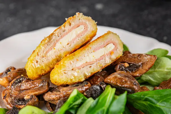 Pirzola, tavuk, jambon, peynir aperatifi masanın üzerinde taze lezzetli gurme yemek arkaplanı kırsal yiyecekler, fotokopi alanı.