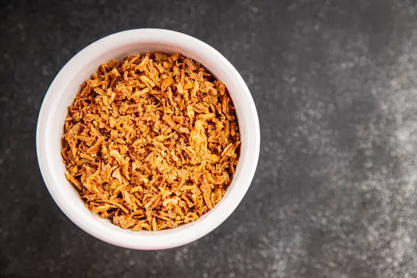 Kızarmış soğan çıtır soğan aperatif sebzeler taze lezzetli gurme yemek arkaplanı masa rustik yemek üst görünümü fotokopi alanı vejetaryen ve vejetaryen yemekleri