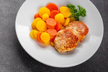 Vejetaryen pirzolalar ve haşlanmış havuçlar bir kase içinde doğal gıda sebzeleri organik gurme yemek arka planı masanın üzerinde rustik yemekler üst görünüm uzay Keto paleo diyet vejetaryen gıdalar