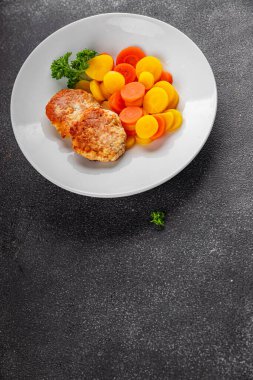 Vejetaryen pirzolalar ve haşlanmış havuçlar bir kase içinde doğal gıda sebzeleri organik gurme yemek arka planı masanın üzerinde rustik yemekler üst görünüm uzay Keto paleo diyet vejetaryen gıdalar